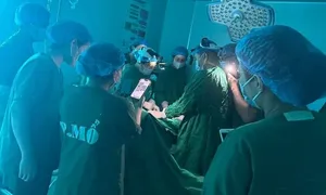 Mất điện đột ngột, 15 y bác sĩ soi đèn điện thoại để mổ đẻ