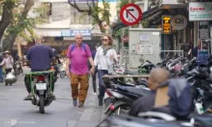 Đi bộ ở Hà Nội kiểu 'chân trên vỉa hè, chân dưới lòng đường'
