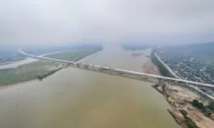 Cầu nào bắc qua hai con sông?