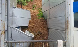 Đồi sạt lở vào ký túc xá, hơn 200 học sinh phải di dời