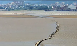 Cầu đá 400 tuổi lộ diện khi nước cạn