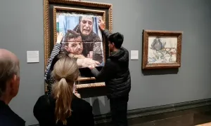 Dán ảnh lên tranh Picasso để phản đối chiến sự Gaza