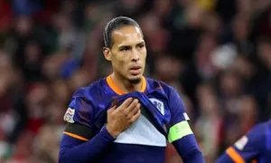 Hà Lan thoát hiểm dù Van Dijk nhận thẻ đỏ