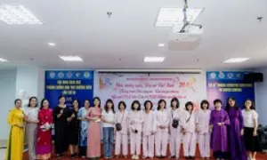 Bác sĩ hiến tặng tóc cho nữ bệnh nhân ung thư