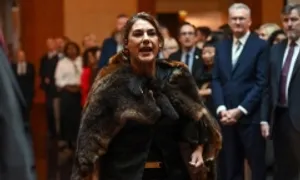 Nghị sĩ Australia la ó, từ chối công nhận Vua Anh